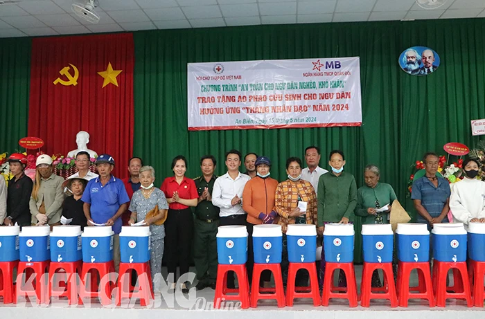 Tặng áo phao và bình lọc nước cho ngư dân huyện An Biên